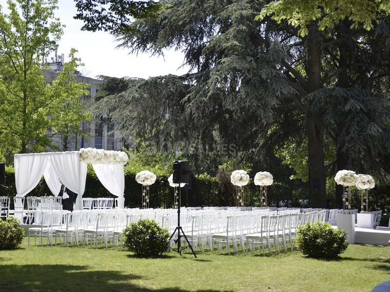 Location de chaise et d'une arche pour un mariage, une cérémonie Pavillon Royal à Paris