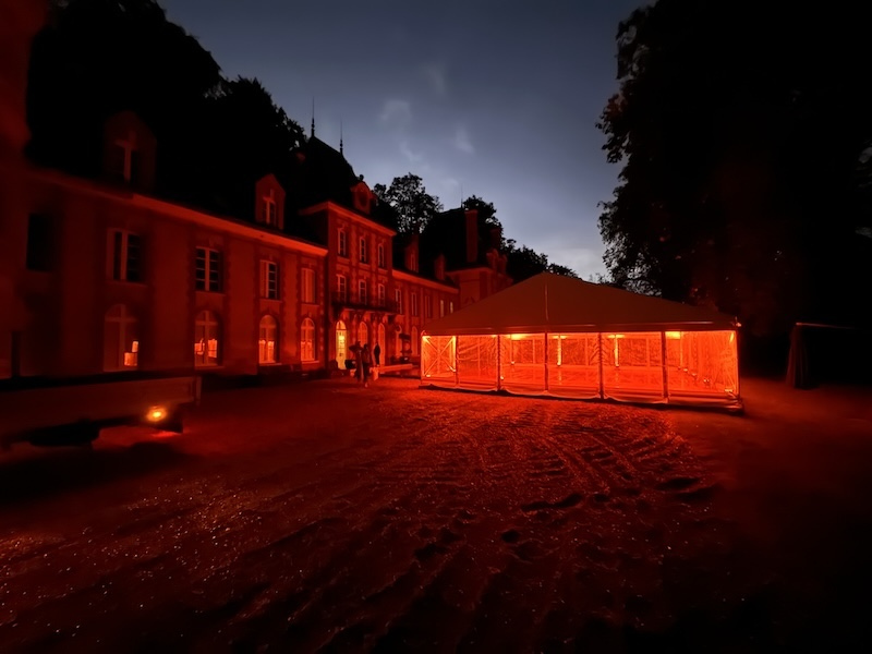 Réception de mariage de luxe avec tente cristal installée par DUOZ'Events au château de Chantilly.