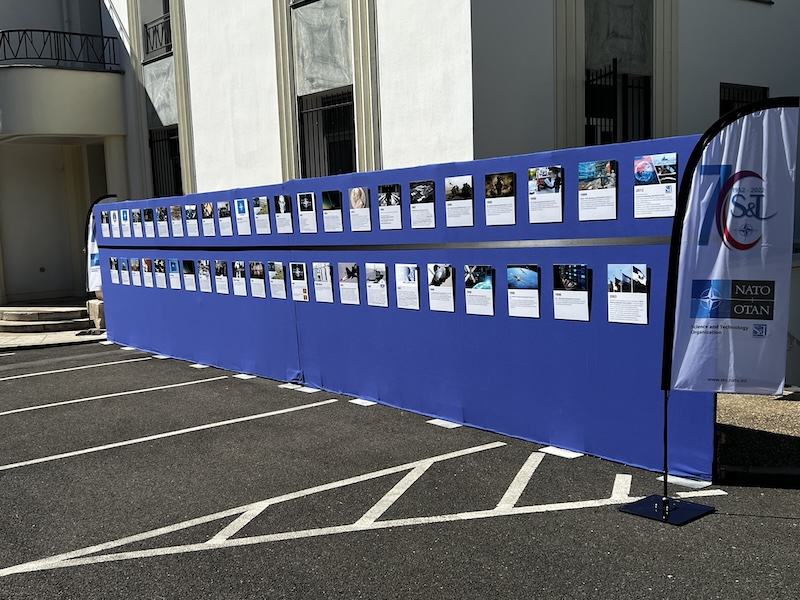 Cloisons habillage tissu pour événement institutionnel à Neuilly-sur-Seine (92) – Duo’Z Events