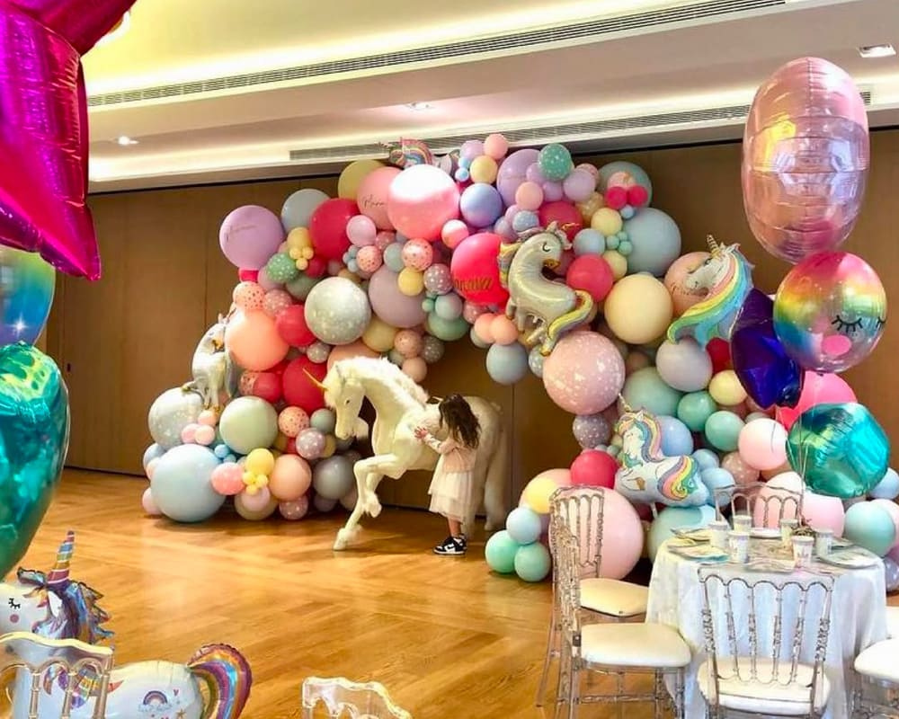 Décoration évènementielle, colorée avec ballon et aménagement pour un anniversaire thématique. Installation réalisée par DUO'Z EVENTS à Montfort l'Amaury.