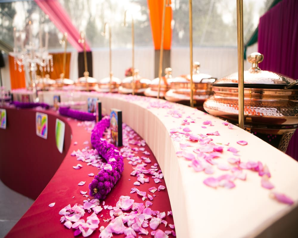 Aménagement d'une structure cristal avec décoration, florale, Immobilier colorée pour une soirée thématique en Île-de-France