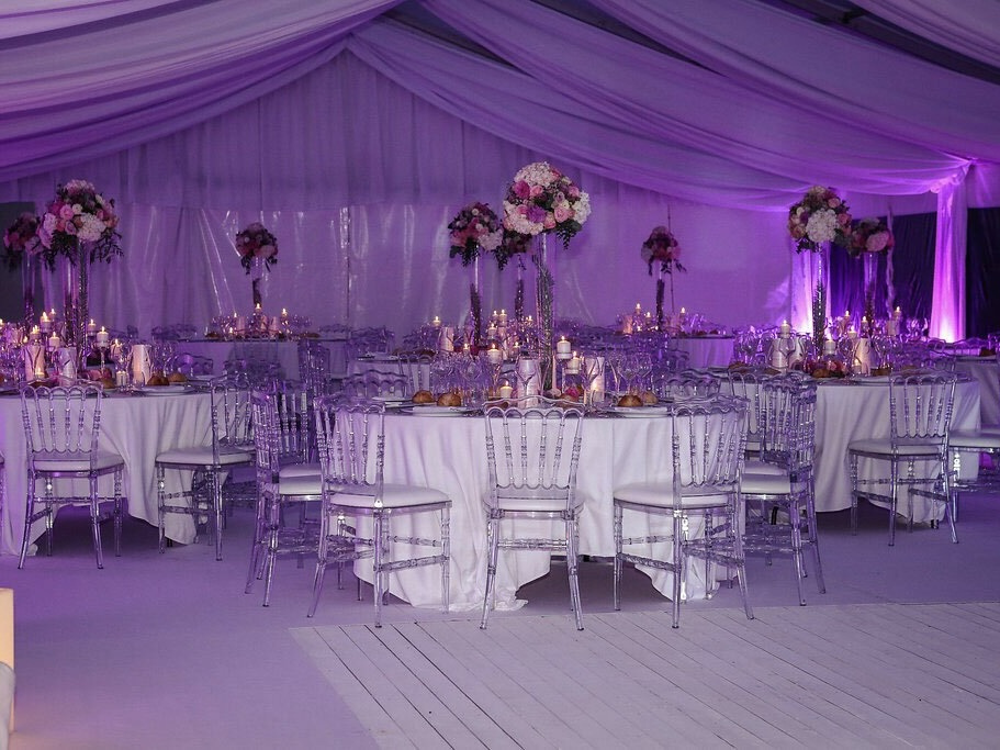 décoration d'une tente avec des vélums et du mobilier pour les mariages en Ile- de -France par Duo'Z Events 