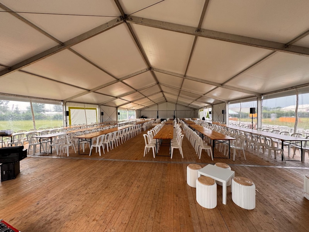 Location de mobilier brasserie type Bavière avec bancs et tables en bois pour réception en Normandie (76) avec Duo’Z Events