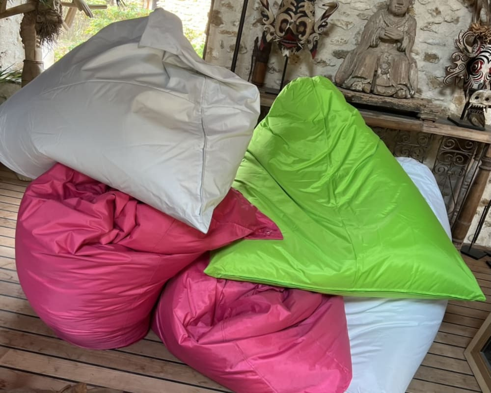 Pouf est assise confortable de couleur pour l'aménagement d'un espace détente lors d'un évènement proposé par DUO'Z EVENTS