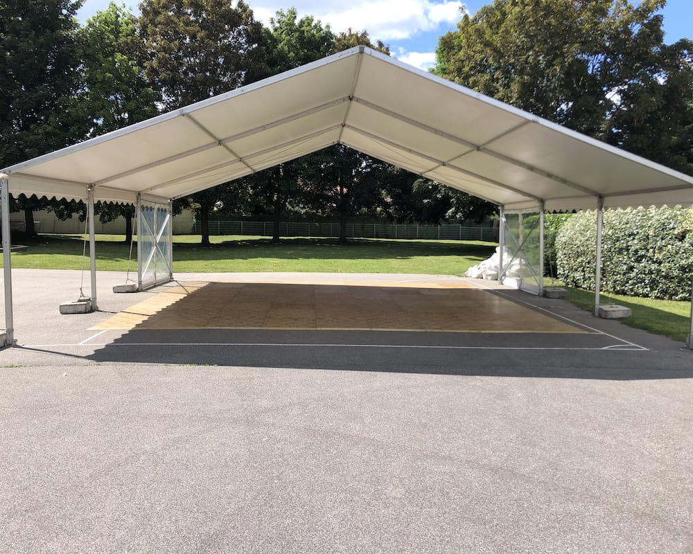 Structure extérieure avec une piste de danse pour la ville de Maurepas, le bal des seniors