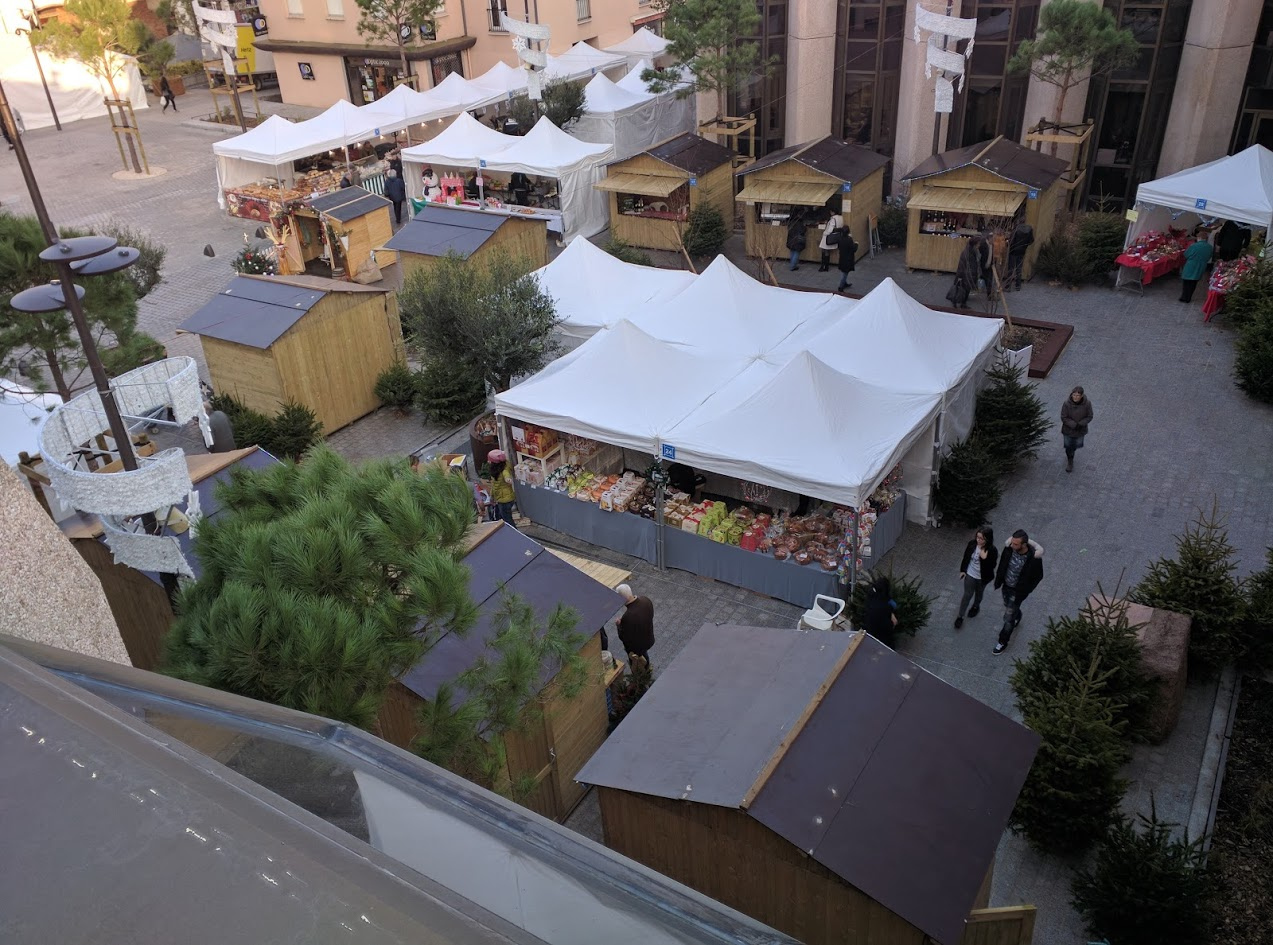 Mise en place de Btentes, barnums et chalet pour le marché de Noël de la ville de Thiais