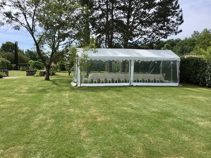 location d'une tente 3X8m pour un déjeuner privé dans les Yvelines pour une trentaine de personnes