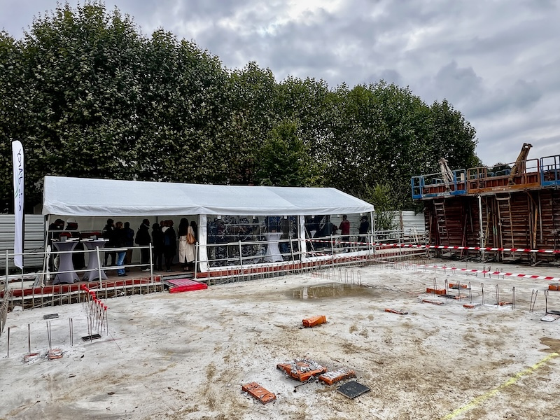mise en place d'une tente pour l'inauguration, pose de première pierre, à Bois d'Arcy (78) du chantier European home