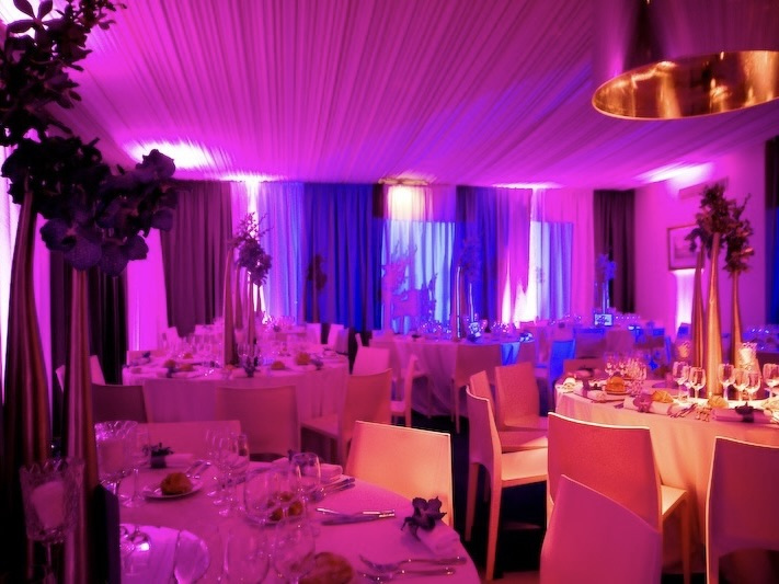 Décoration événementielle avec vélum lumineux et mobilier design pour une soirée de gala organisée au Pavillon Dauphine à Paris par DUOZ'Events.