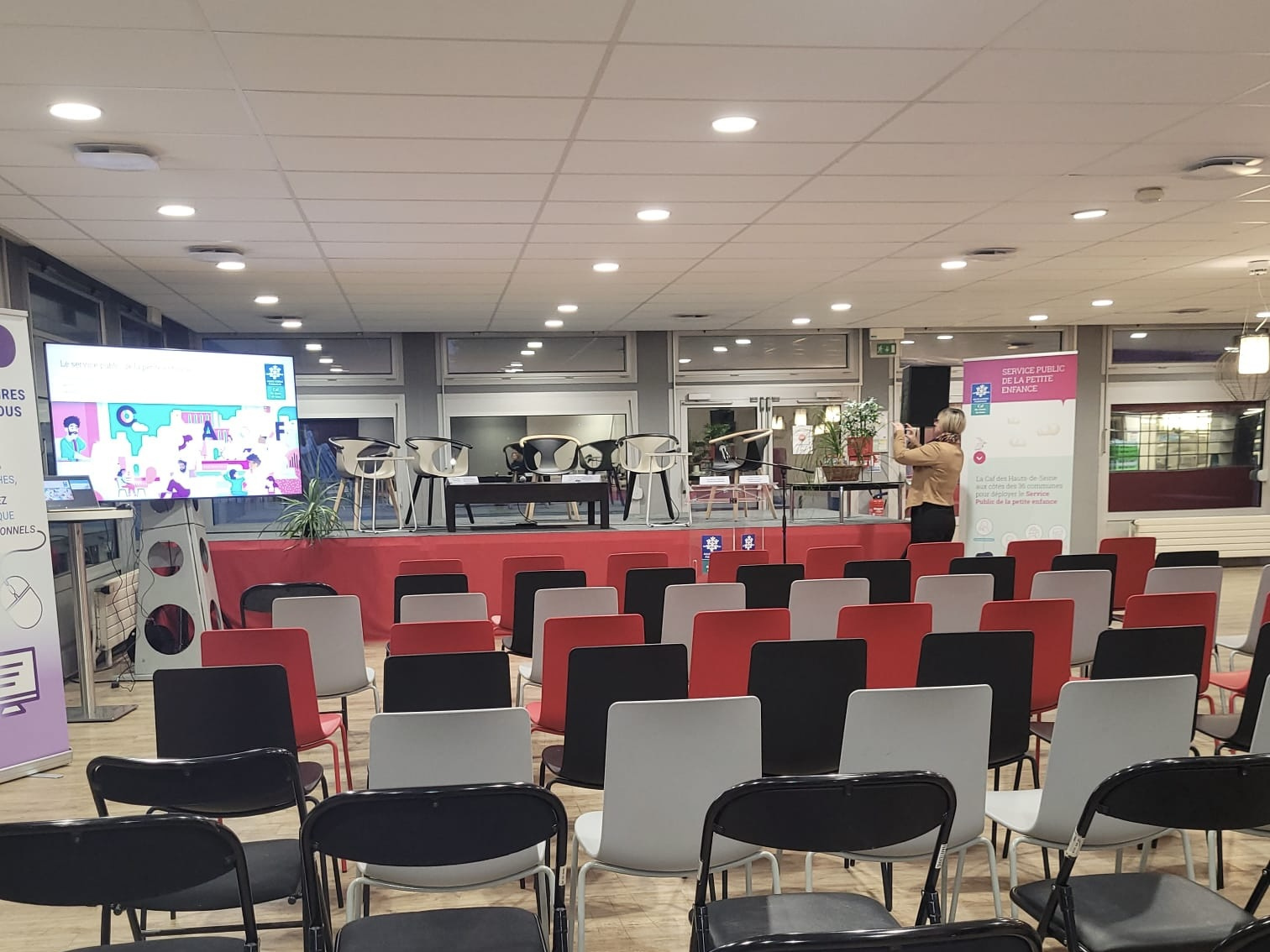Location de podium et mobilier pour inauguration et discours officiels à la CAF de Nanterre – Duo’Z Events