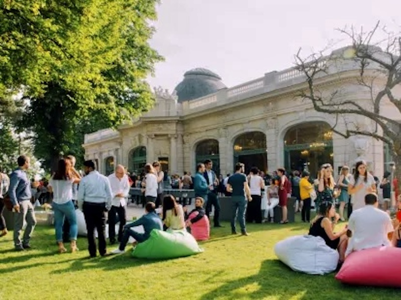 Location de mobilier événementiel avec coussins et décoration pour garden party et soirée étudiante au Pavillon Dauphine par DUOZ'Events Paris.