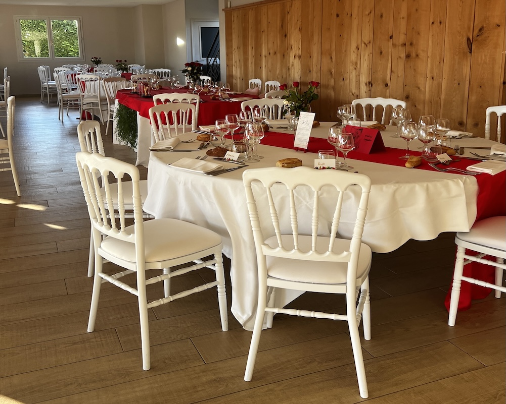 location de chaises Napoleon, chaises blanche de récéption pour les mariages en Ile-de-France 