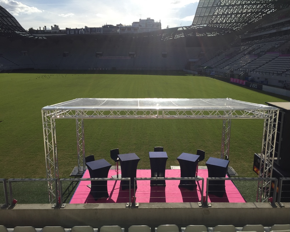 Location de mobilier et mange-debout pour événement sportif au Stade Jean Bouin, Paris avec Duo’Z Events