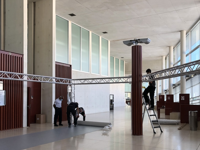 Cloisons modulaires pour aménagement temporaire d’une salle de tribunal de Cergy Pontoise – Duo’Z Events