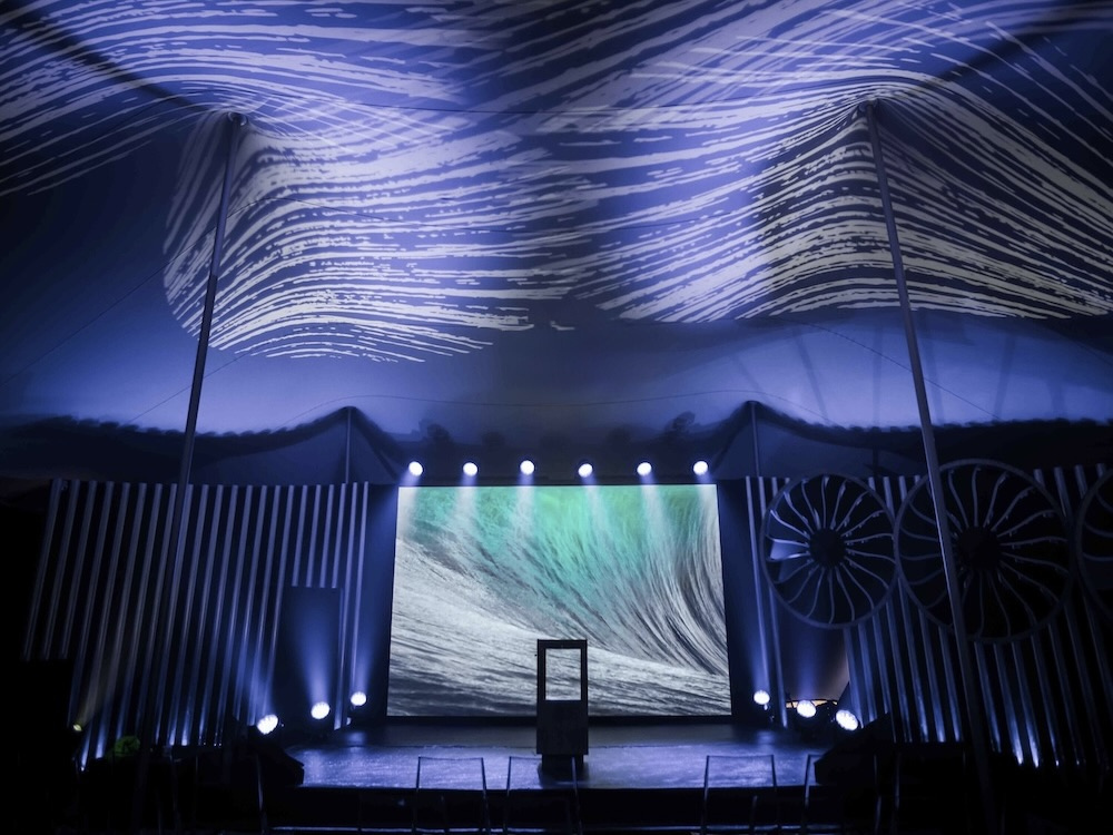 Éclairage d’ambiance et jeux de lumière sur structure scénique nomade, prestation Duo’Z Events