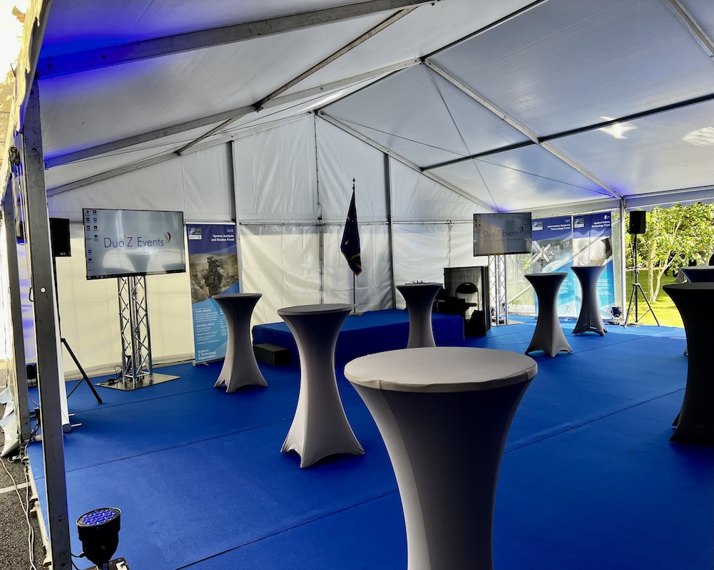 Duo’Z Events – mobilier de conférence avec mange-debout et podium à Neuilly-sur-Seine (92)