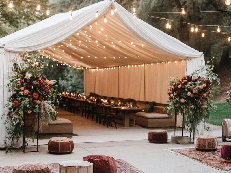 Location et décoration de tente champêtre avec vélum en tissu et guirlandes pour mariage sur l’Île de Chatou par DUOZ'Events. 
