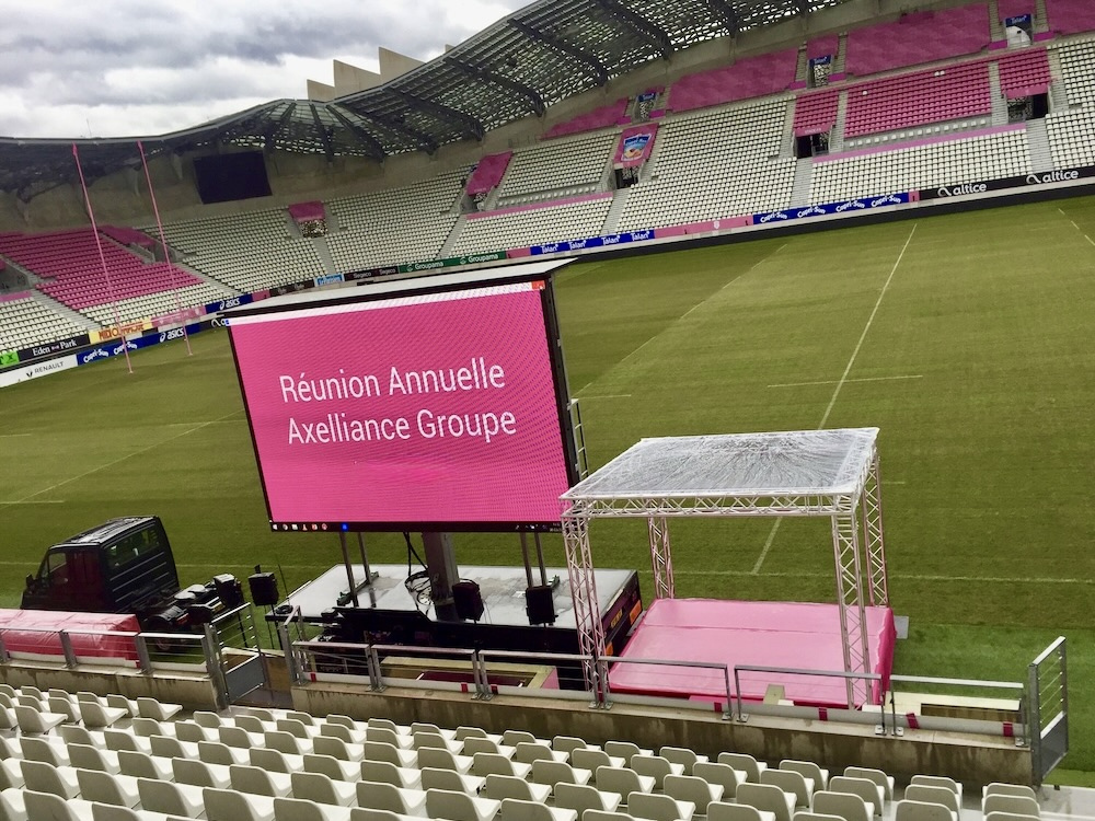 Mur digital et éclairage sous tente cristal lors d’une soirée au Parc des Princes – Duo’Z Events