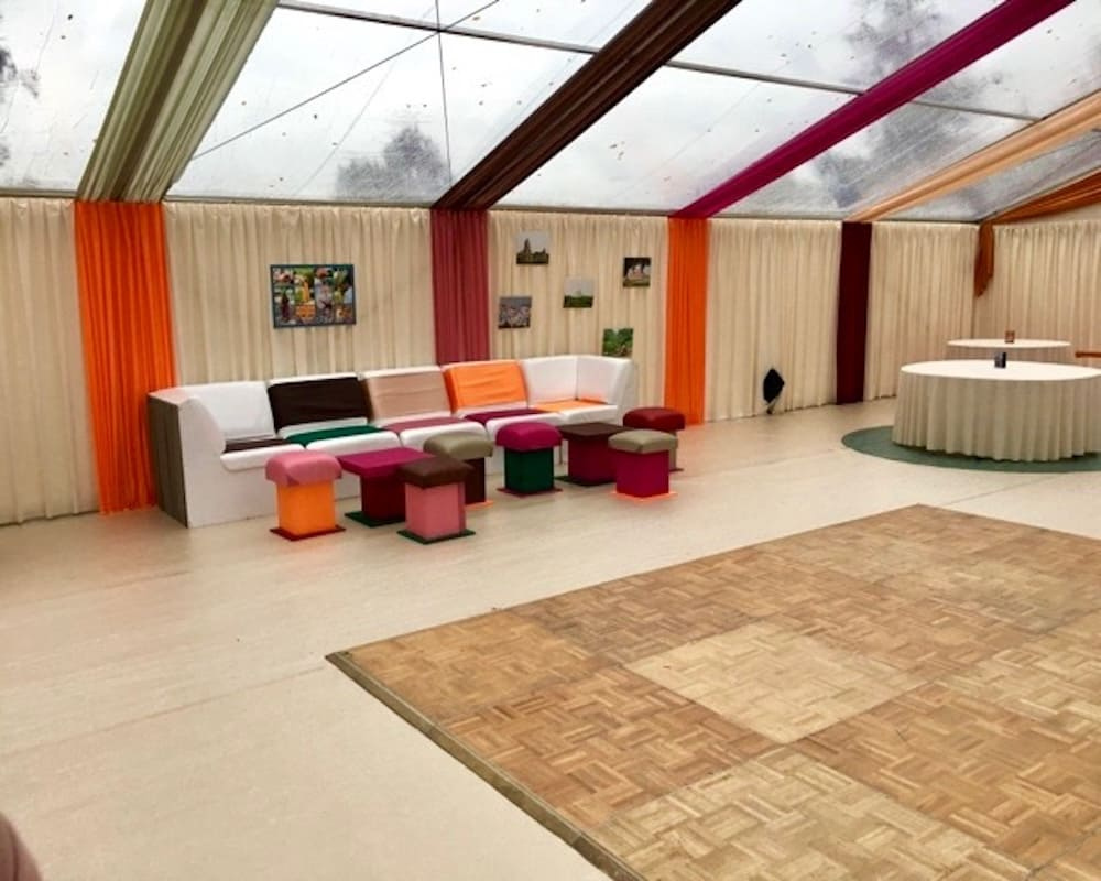 Aménagement avec des tissus du Mobilier et une piste de danse, soirée privée dans le Eure-et-Loir