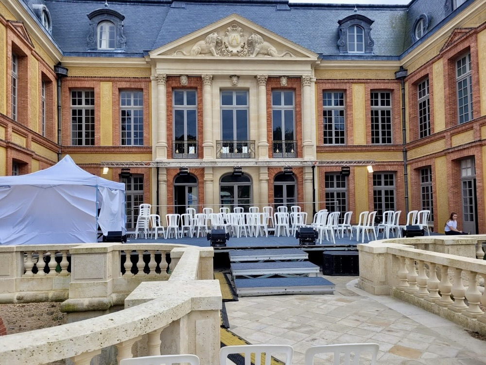 Podium et sonorisation pour concert au Château de Dampierre – Duo’Z Events