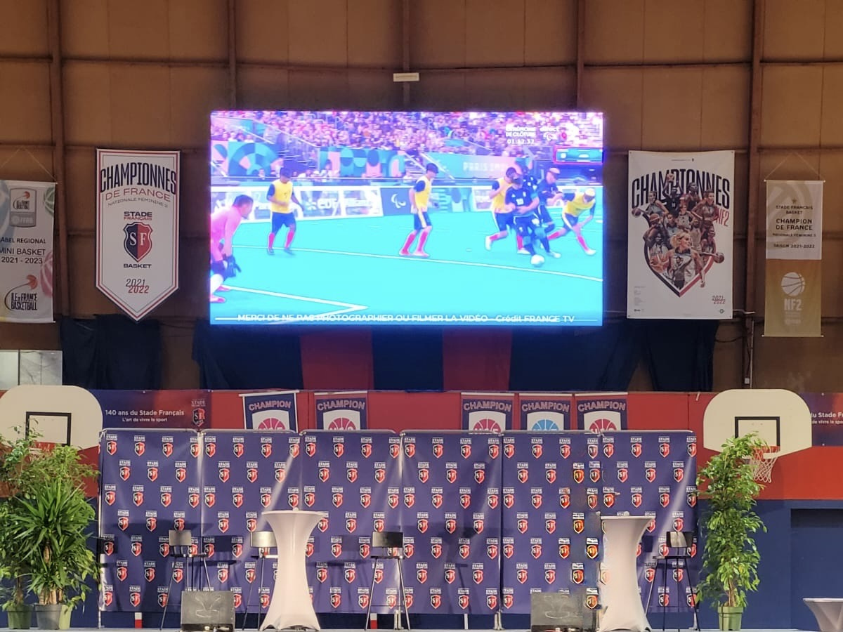 Podium et écran pour soirée événementielle au Stade Français, installés par Duo’Z Events