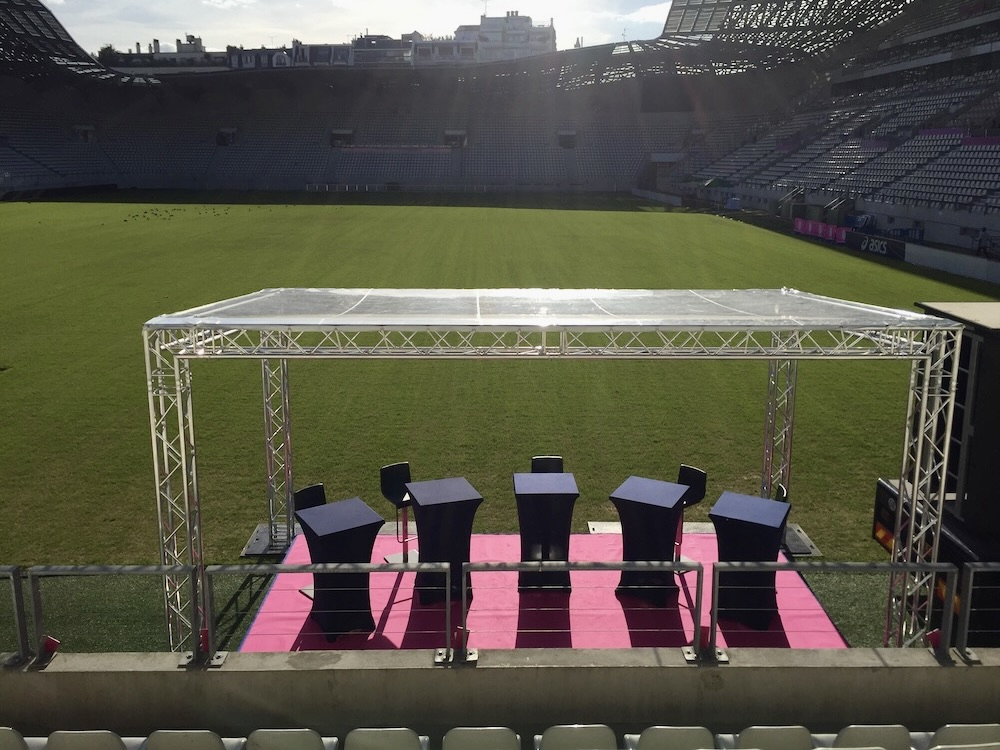 Podium presse et équipements techniques pour événements sportifs en stade, réalisés par Duo’Z Events