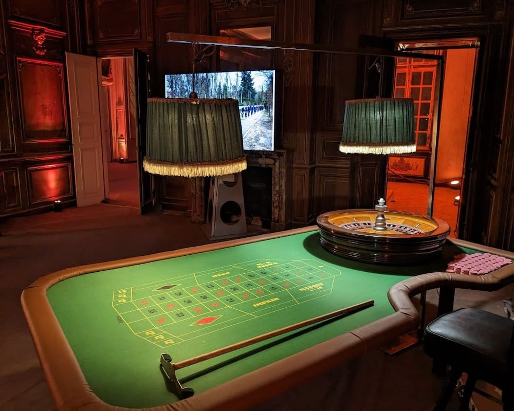 Aménagement évènementiel Casino, avec table de jeux et décoration, thématique réalisé par DUO'Z EVENTS sur Paris