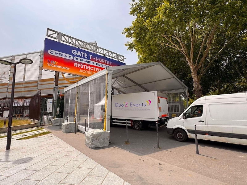 location de chapiteau hauteur 4m de pied pour accès poids lourds accueil salon vivatech paris parc des expositions (75) – duoz events