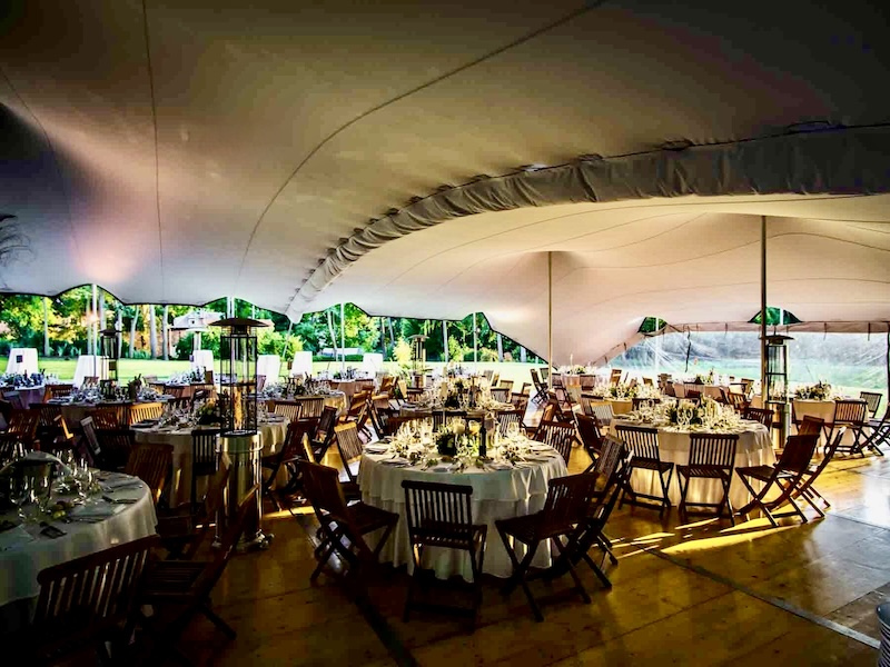 Structure Ukoo et aménagement mobilier pour un mariage champêtre organisé à Orléans par DUOZ'Events.